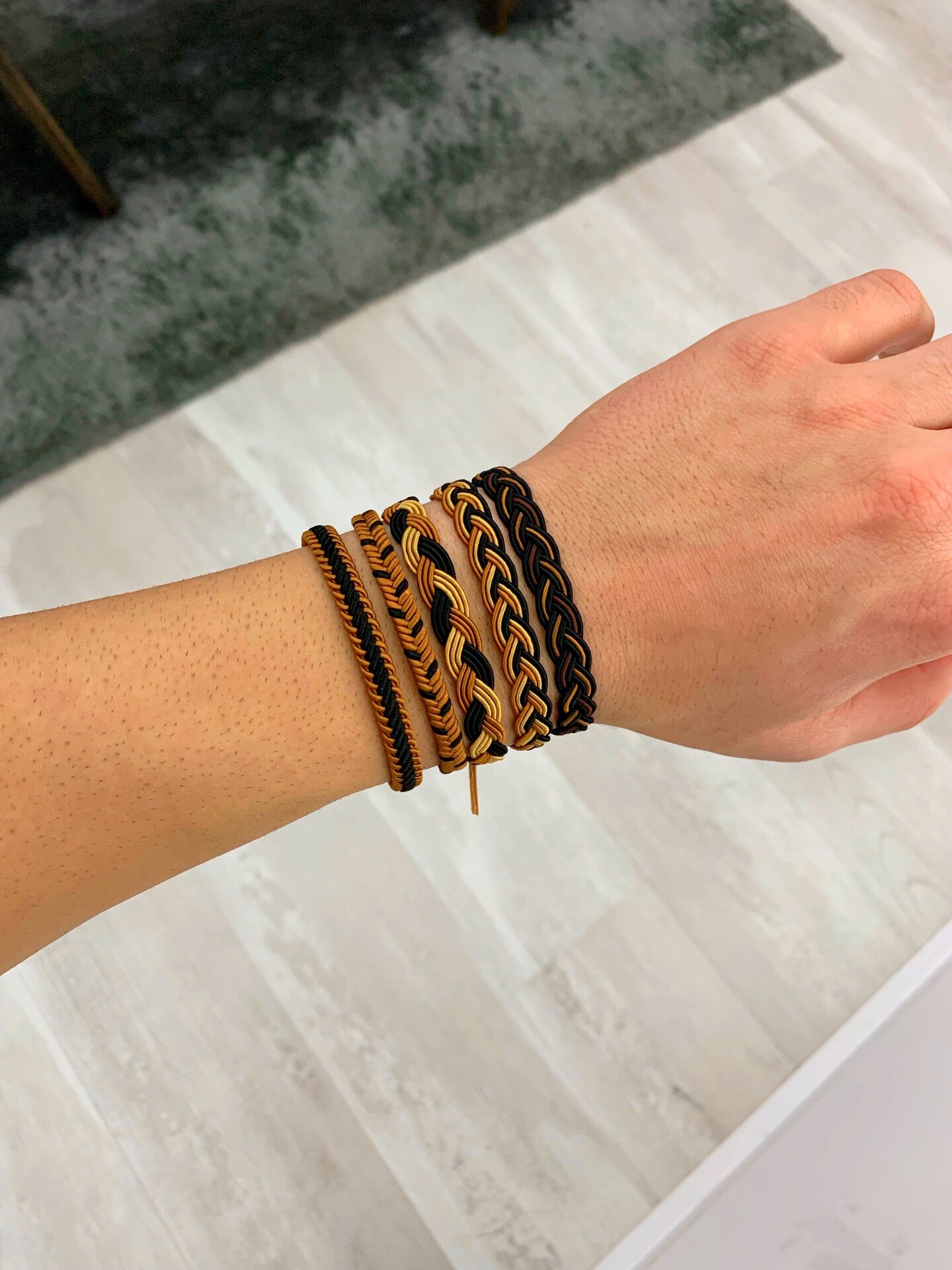 Pulseira de tecido entrançada tricolor