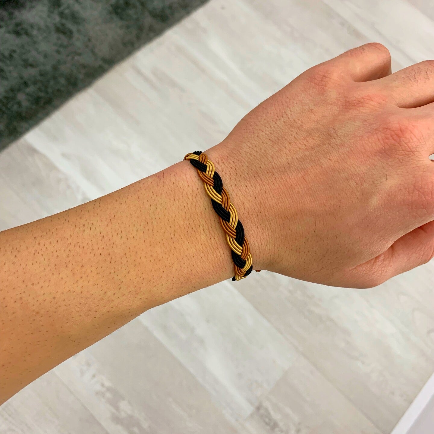 Pulseira de tecido entrançada tricolor