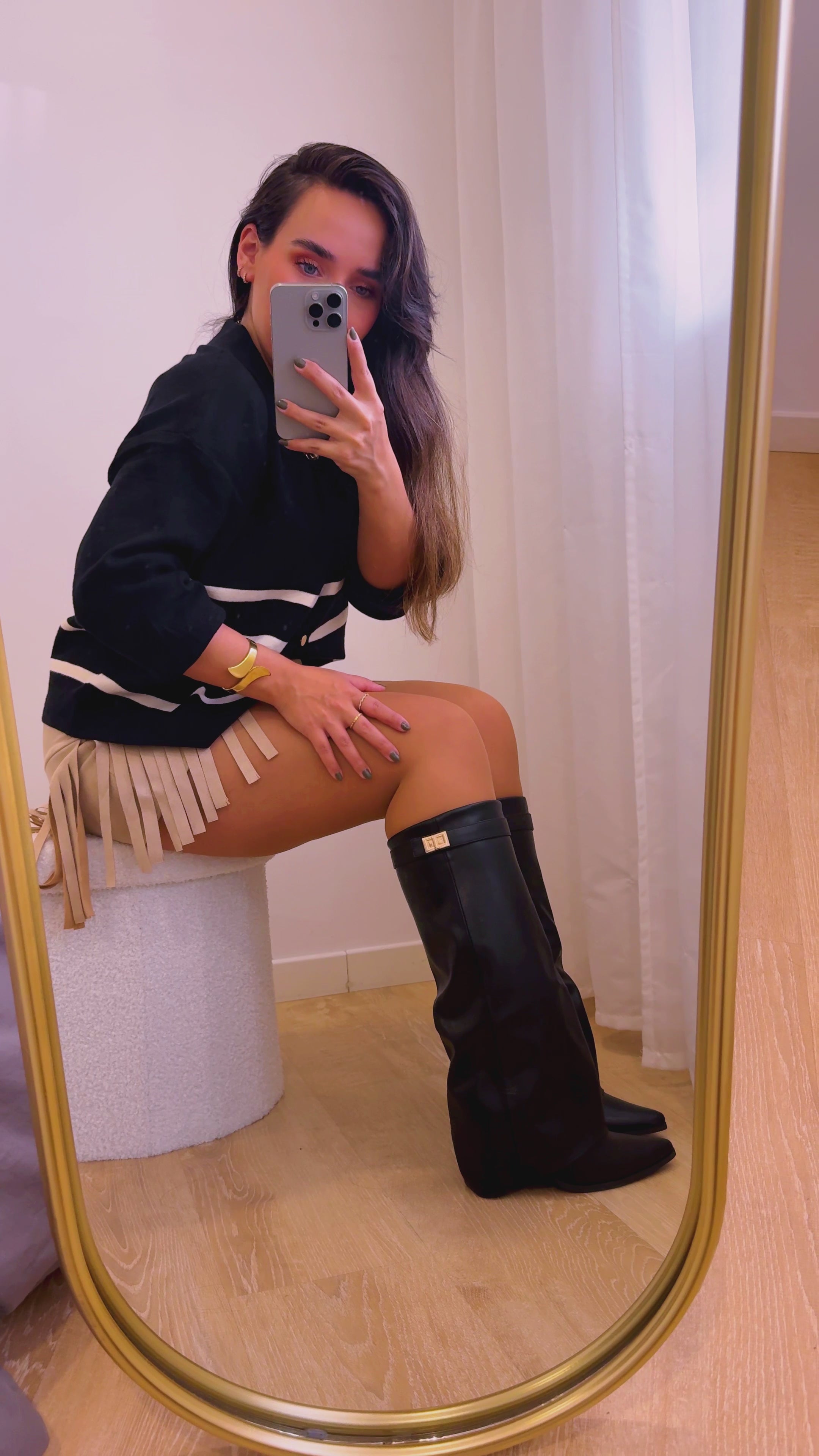 Bota de tacão com aba e fivela com pormenor dourado • Preto