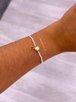 Pulseira missangas com inicial em aço | Dourado