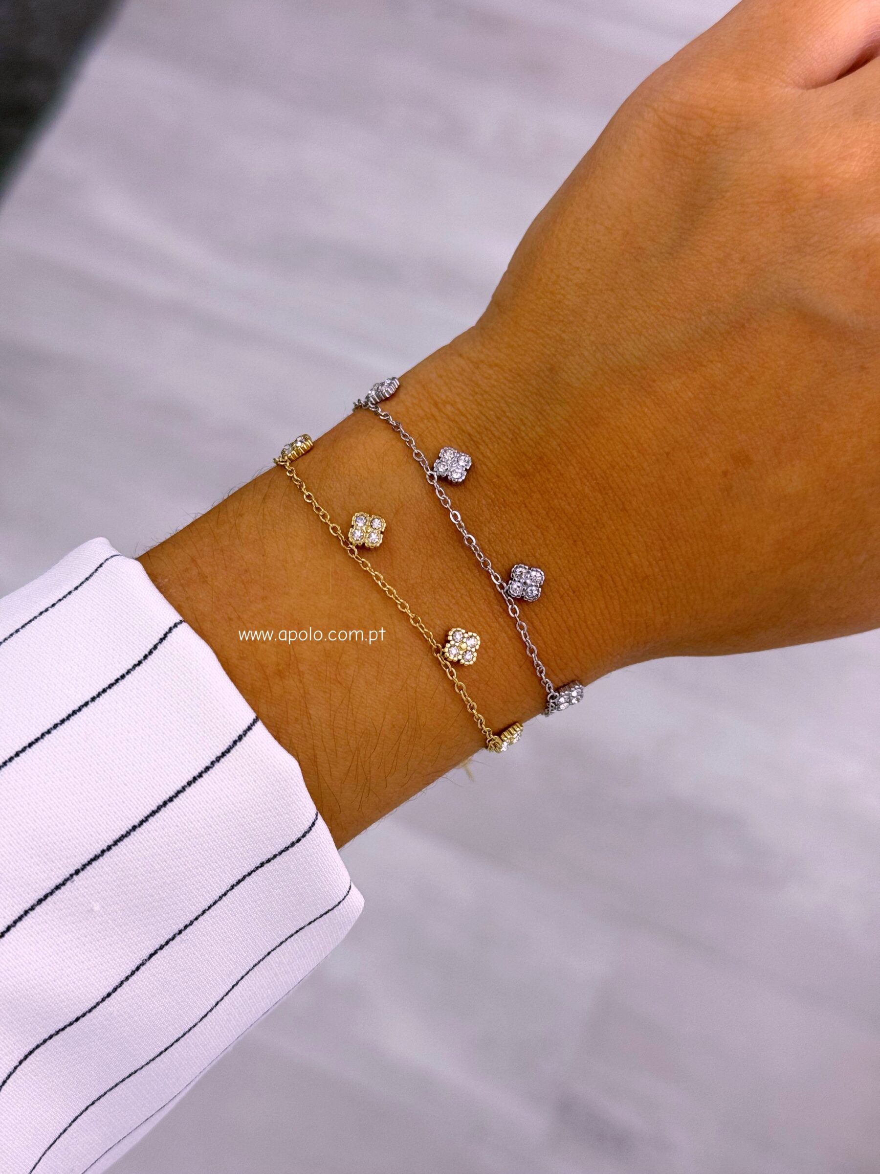 Pulseira mini trevos preenchidos com brilhantes | 2 Cores