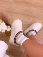 Pantufa bege com pelinho e bordado | bege