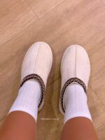 Pantufa bege com pelinho e bordado | bege